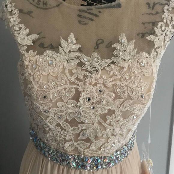 Brand new gown - Picture 3 of 6